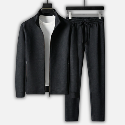 Conjunto deportivo elegante con chaqueta con cremallera y pantalón con cordón para hombres