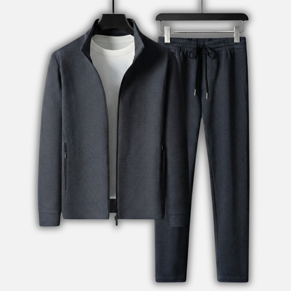 Conjunto deportivo elegante con chaqueta con cremallera y pantalón con cordón para hombres