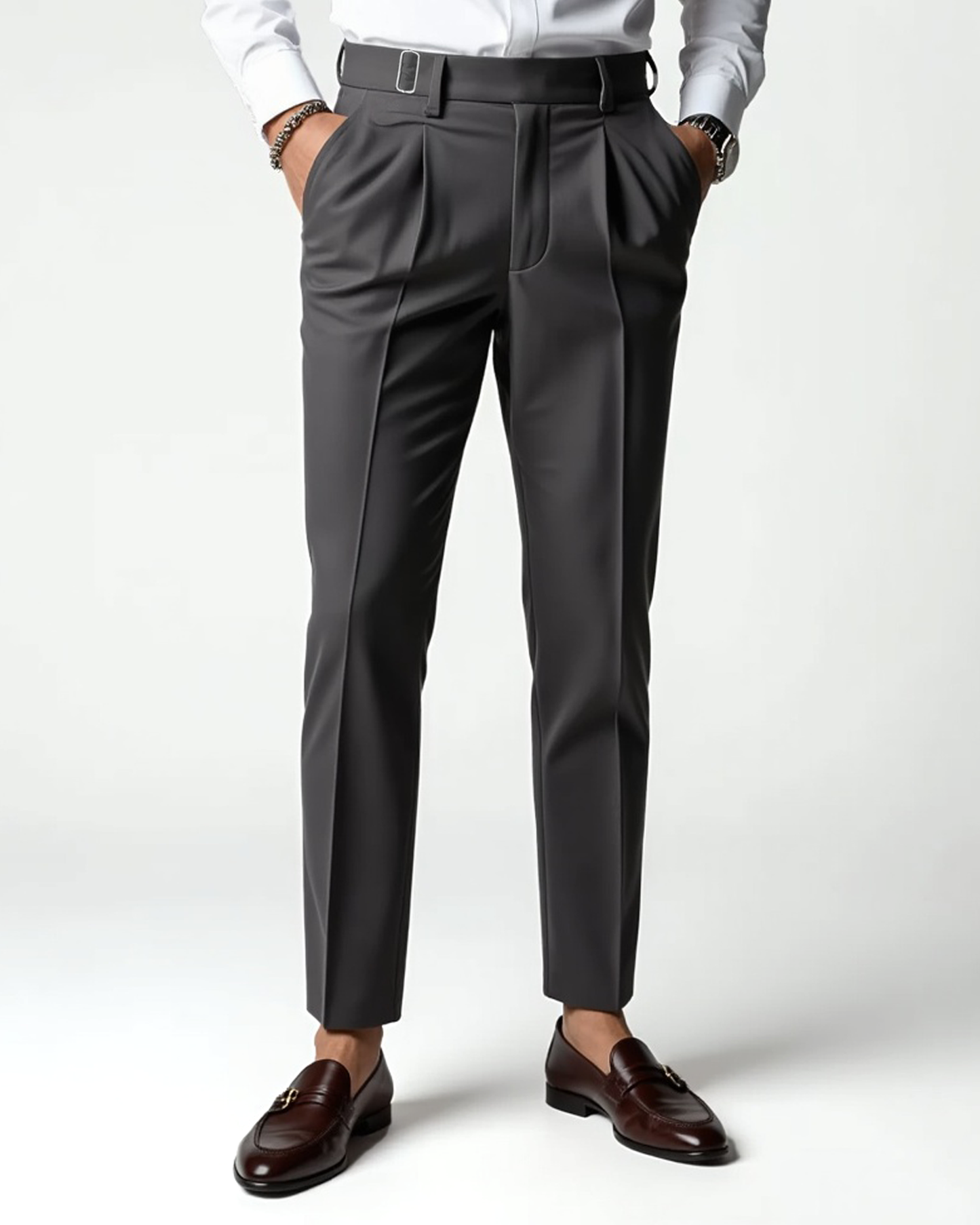 Pantalones con pliegues delanteros y bolsillos laterales para caballeros