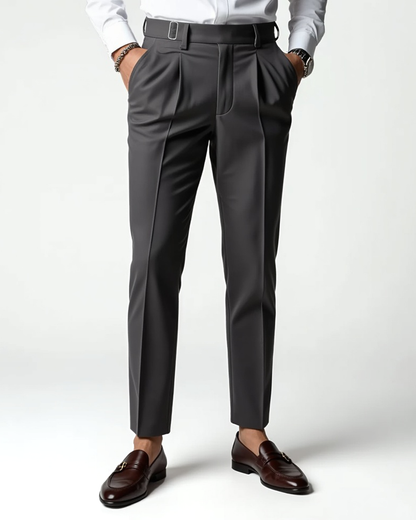 Pantalones con pliegues delanteros y bolsillos laterales para caballeros