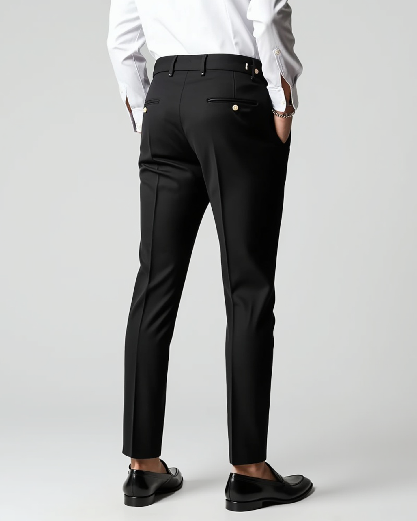 Pantalones con pliegues delanteros y bolsillos laterales para caballeros