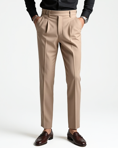 Pantalones con pliegues delanteros y bolsillos laterales para caballeros