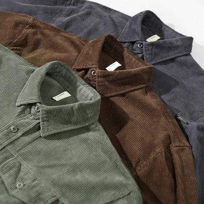 Camisa de pana con manga larga y dos bolsillos en el pecho para hombre