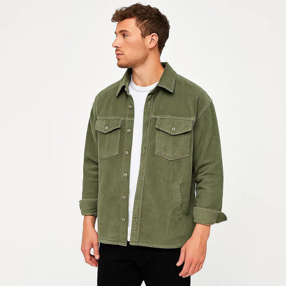Camisa de pana con manga larga y dos bolsillos en el pecho para hombre