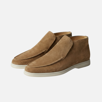 Botines mocasín ligeros para hombres de ante con suela blanca
