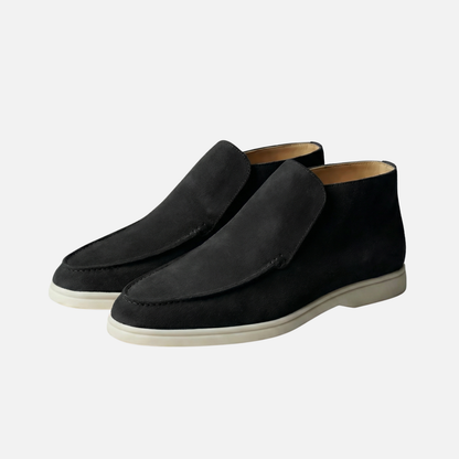Botines mocasín ligeros para hombres de ante con suela blanca