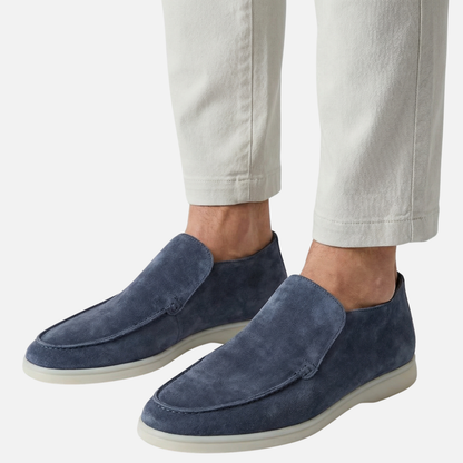 Botines mocasín ligeros para hombres de ante con suela blanca