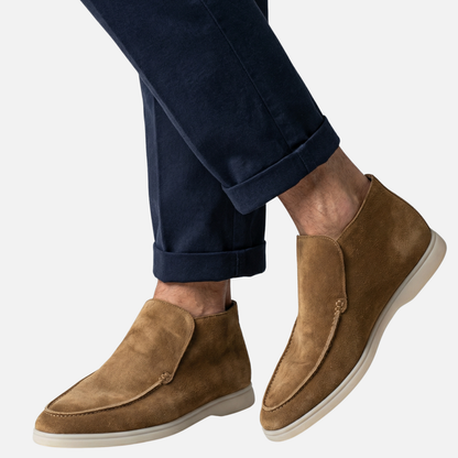 Botines mocasín ligeros para hombres de ante con suela blanca