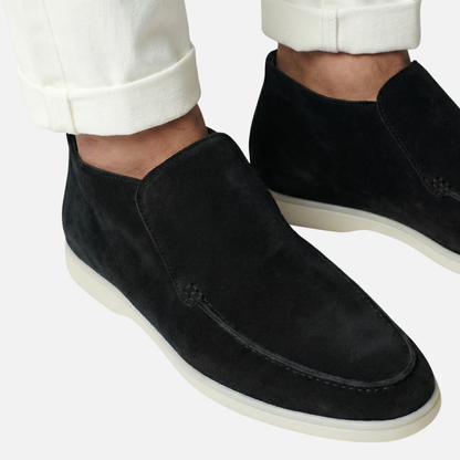 Botines mocasín ligeros para hombres de ante con suela blanca
