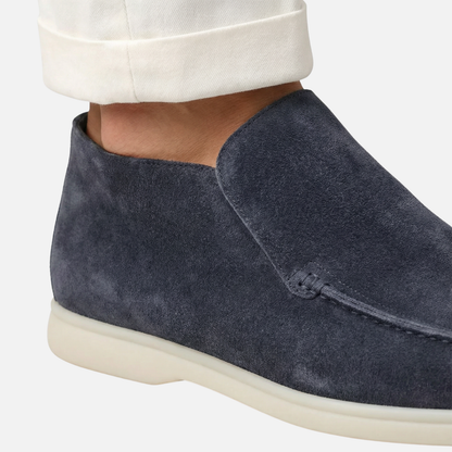 Botines mocasín ligeros para hombres de ante con suela blanca