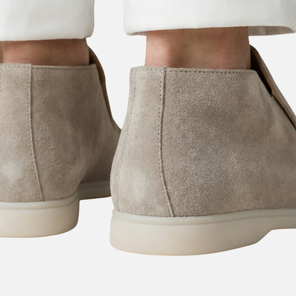 Botines mocasín ligeros para hombres de ante con suela blanca