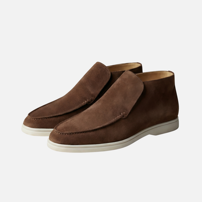 Botines mocasín ligeros para hombres de ante con suela blanca