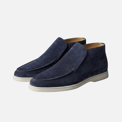 Botines mocasín ligeros para hombres de ante con suela blanca