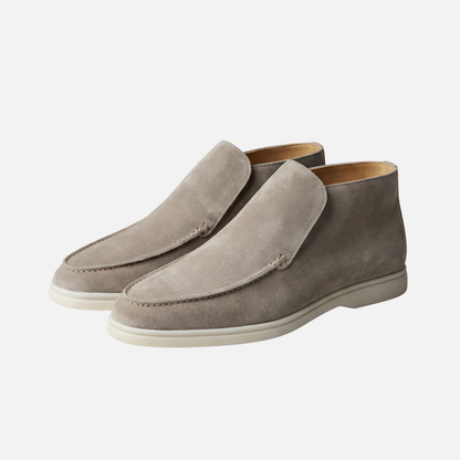 Botines mocasín ligeros para hombres de ante con suela blanca
