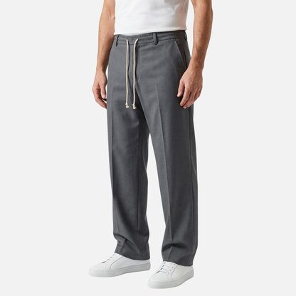 Pantalón ligero y transpirable con pinzas y cintura ajustable para hombre