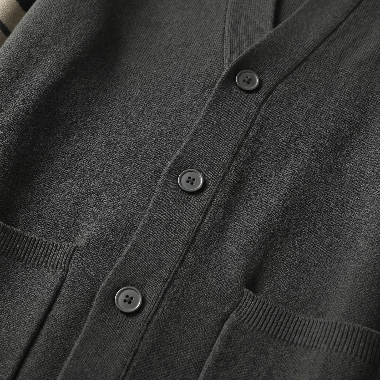 Cardigan entallado ligero de merino con bolsillos para hombre