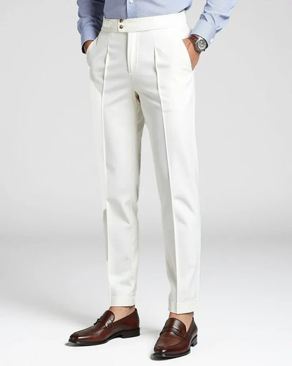 Pantalones con pliegues delanteros y trabillas para cinturón para caballeros