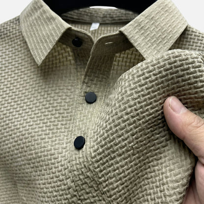 Polo estructurado con patrón de gofre para hombre