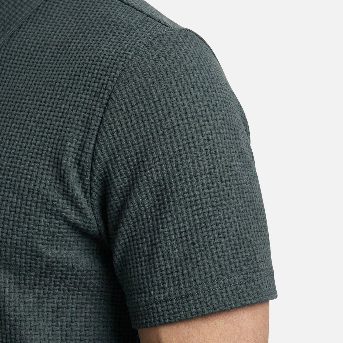 Polo estructurado con patrón de gofre para hombre