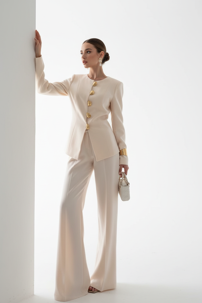 ANGELA | Conjunto Elegante de Blazer Blanco con Botones Dorados y Pantalón Palazzo